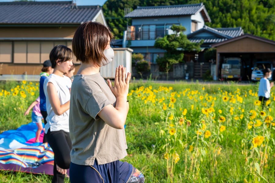 銀の山ひまわり畑ヨガ
